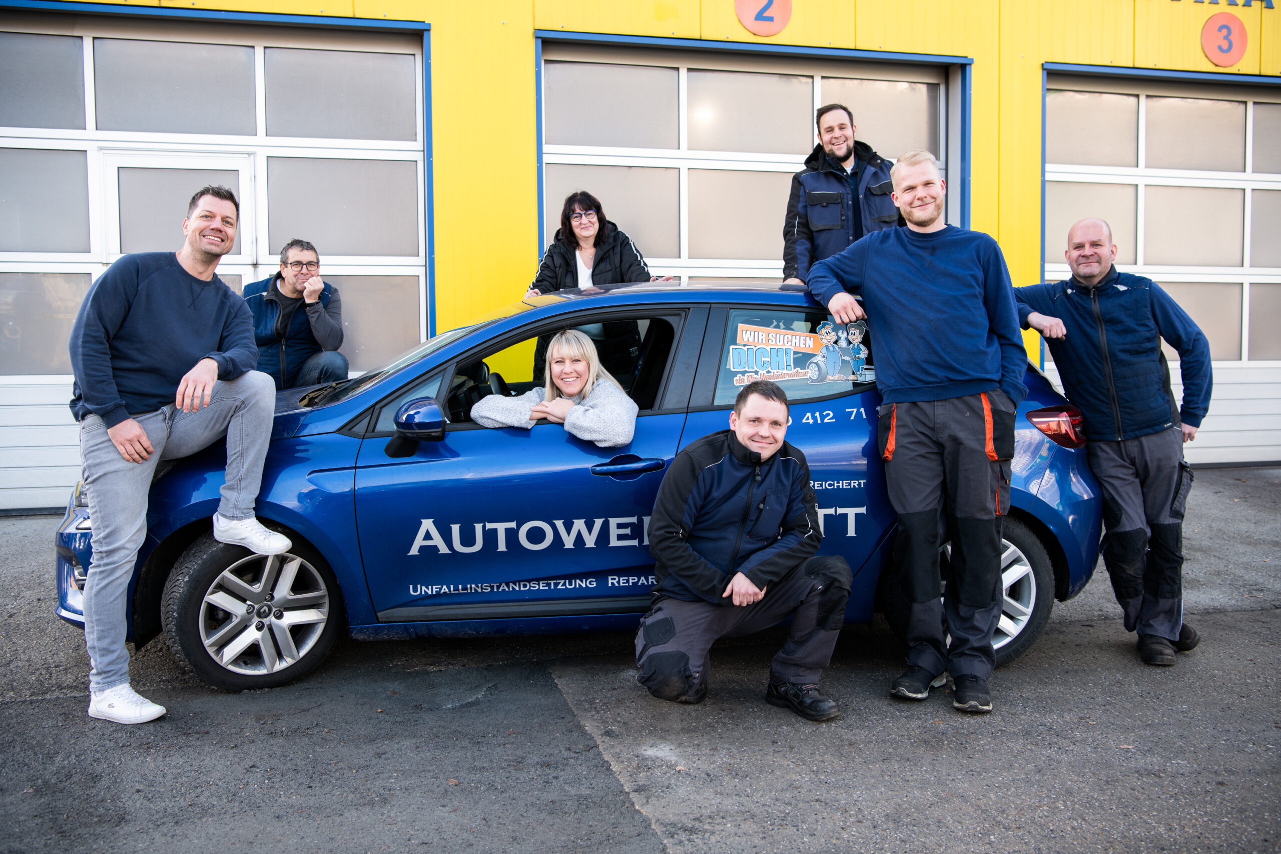 Das Team von Autoservice Reichert aus Dresden vor dem Werkstatttor